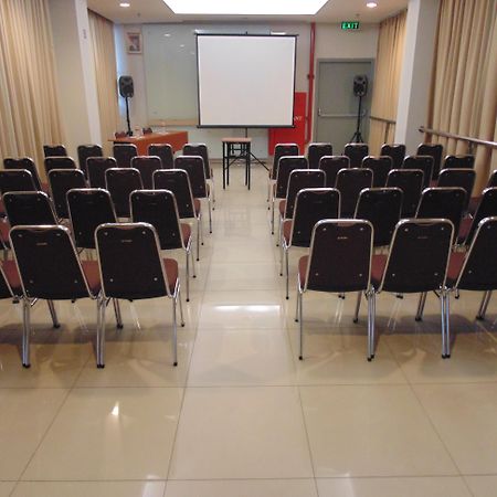 Amaris Hotel Bekasi Barat Экстерьер фото