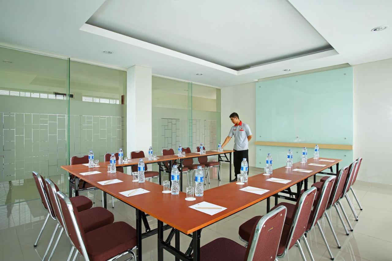 Amaris Hotel Bekasi Barat Экстерьер фото