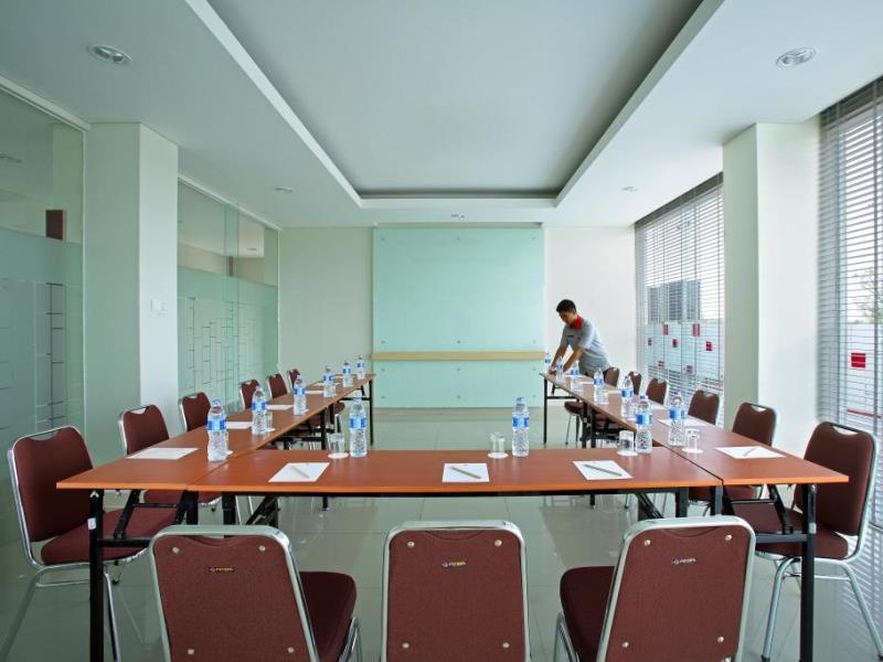 Amaris Hotel Bekasi Barat Экстерьер фото