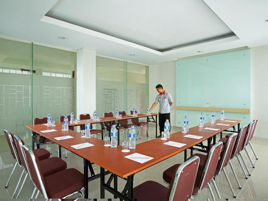 Amaris Hotel Bekasi Barat Экстерьер фото